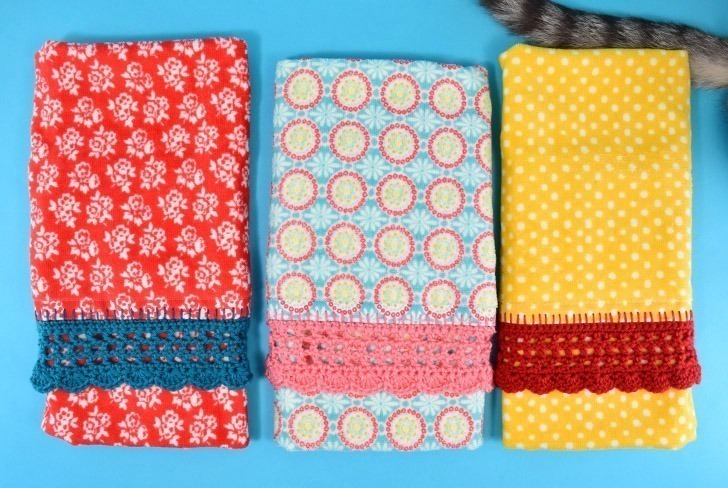 https://www.dreamalittlebigger.com/wp-content/uploads/2018/08/crochet-edge-dish-towels-craft-tutorial-dreamalittlebigger-01.jpg